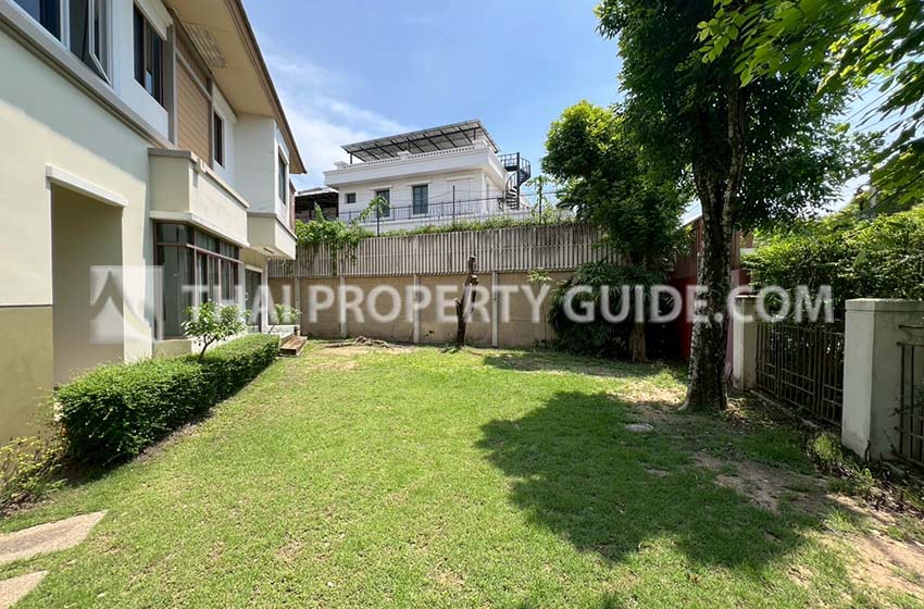 House with Shared Pool in Bangnatrad 